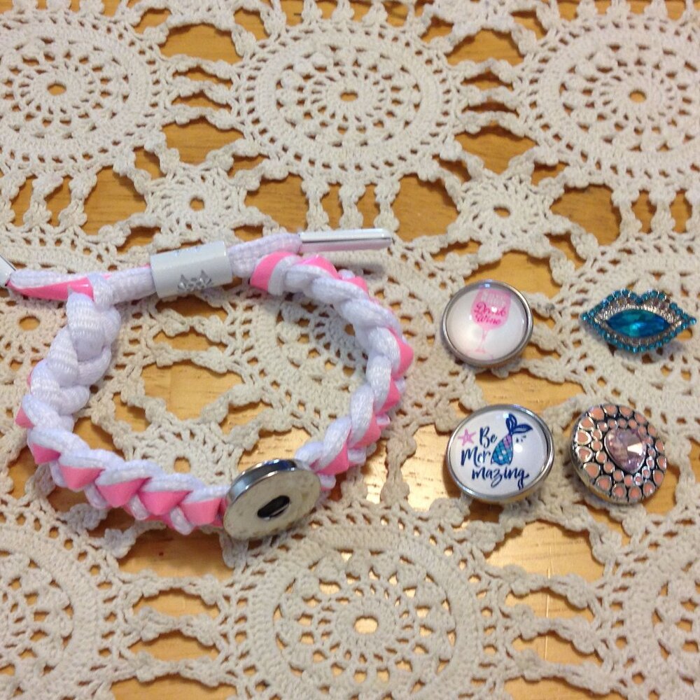 Rastaclat Snap Jewelry - Adjustable Slider Bracelet, pink and white  w/buttons